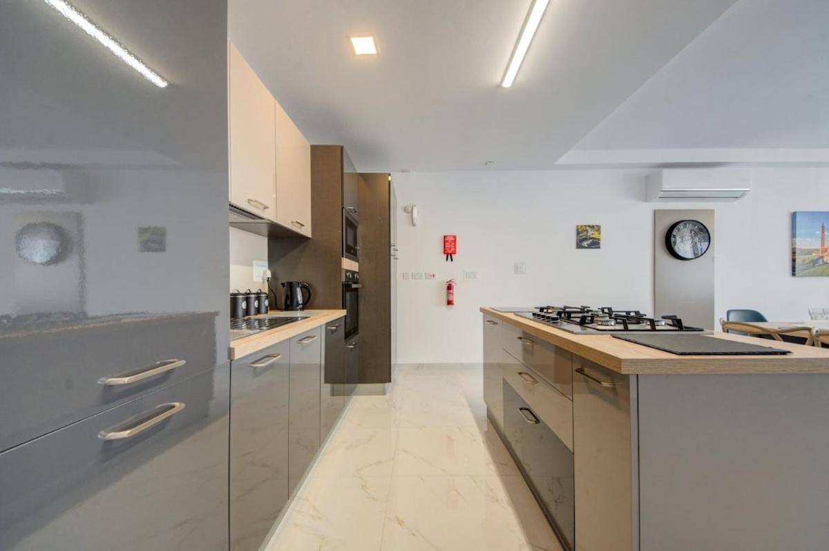 Апартаменты Brand-new Stylish Seaside Escape In Qawra, Steps From The Sea Сент-Полс-Бей