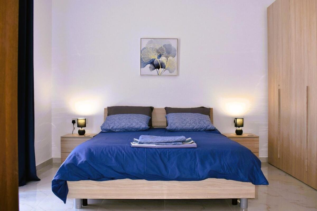 Апартаменты Brand-new Stylish Seaside Escape In Qawra, Steps From The Sea *