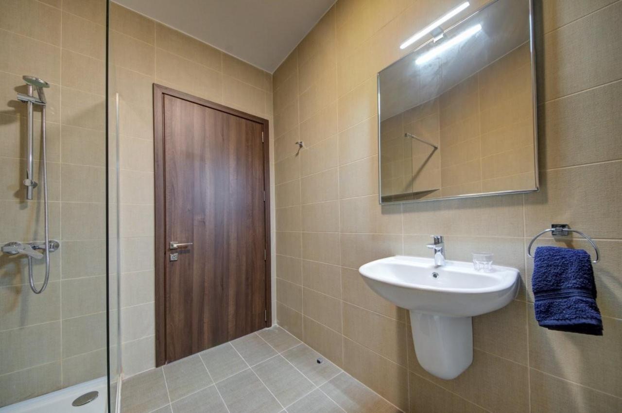 Brand-new Stylish Seaside Escape In Qawra, Steps From The Sea Сент-Полс-Бей
