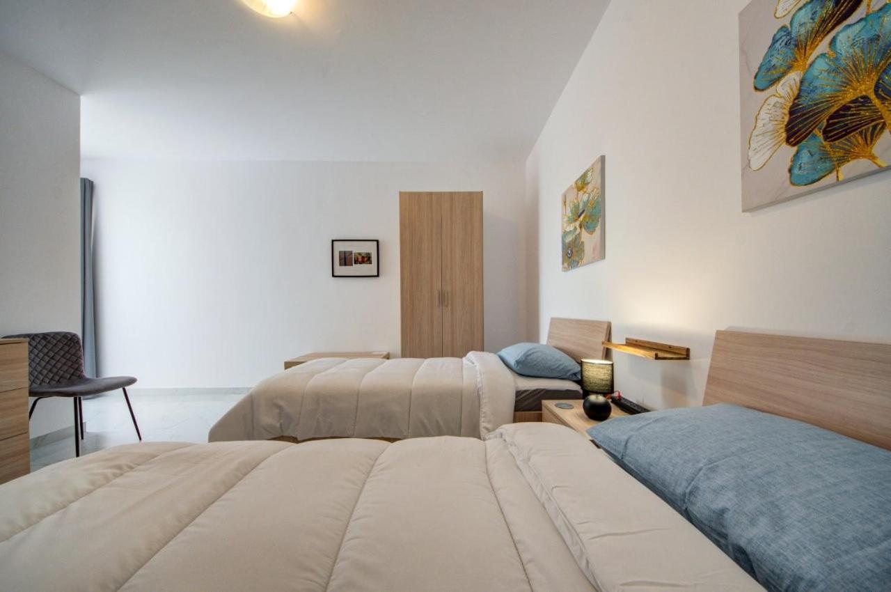 Апартаменты Brand-new Stylish Seaside Escape In Qawra, Steps From The Sea Сент-Полс-Бей